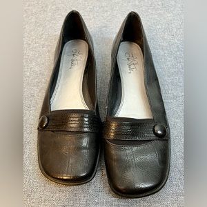 Life Stride black leather flats, sz 8